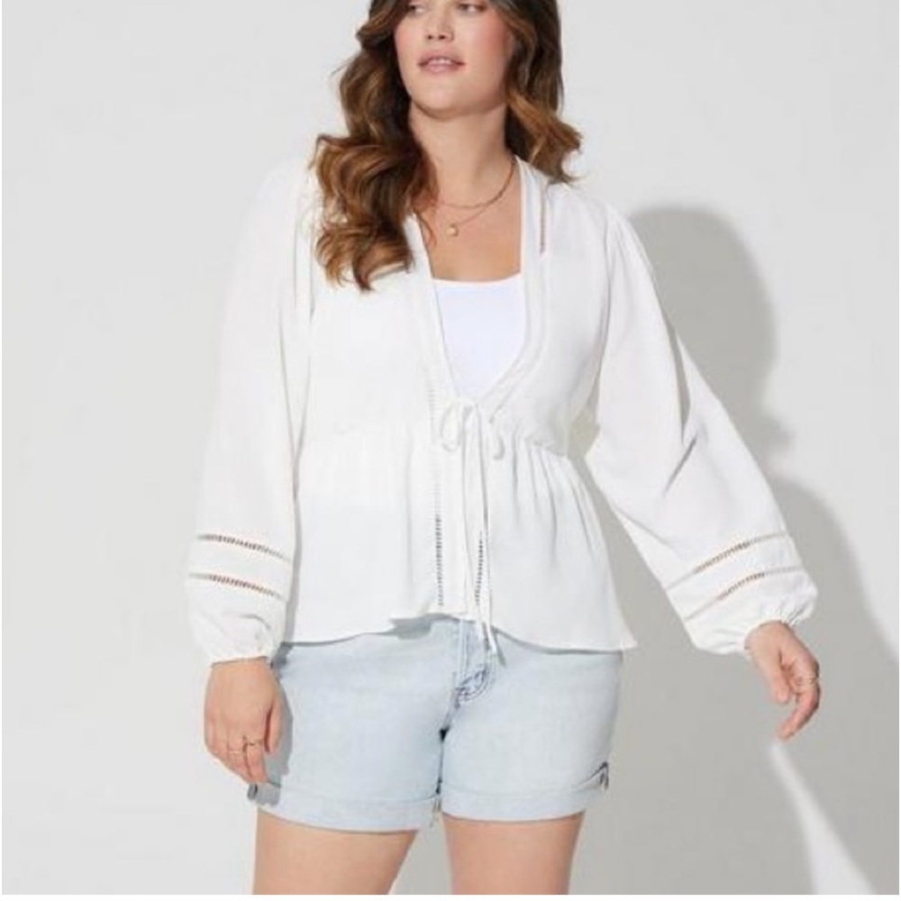Torrid NWT Textured Cloud Dancer Sz 1 but IMO fits 14/16/18.  White.